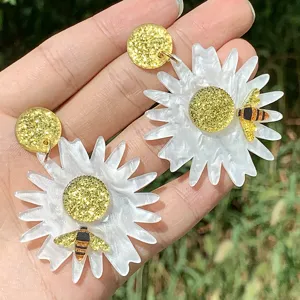 Handgemachte Acryl Gänseblümchen Bienen Ohrringe mit glitzernden Details, trendiger Sommerschmuck.