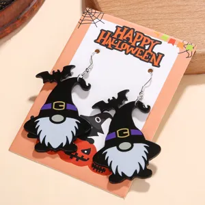 Nahaufnahme von Halloween Zwerg Acryl Ohrringen mit Hexenhut und Kürbis Motiv Detail.
