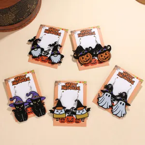 Detailaufnahme verschiedener Halloween Acryl Ohrringe mit süßen Kürbissen und Geistern.