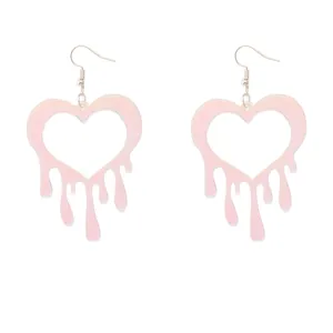 Modische pinkfarbene Acryl Herz Tropfen Ohrringe mit schmelzendem Design für Damen und Mädchen.