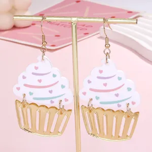 Süße rosa Cupcake Acryl Ohrringe Detailansicht, süßes Dessert Schmuck Accessoire.