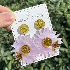 Acryl Glitzer Blumen und Bienen Ohrringe für Damen modischer Schmuck Detailansicht.