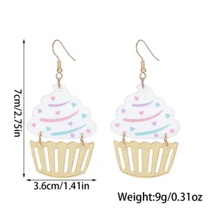 Süße Acryl Cupcake Hängeohrringe mit niedlichen Herzen und goldener Papierförmchen.