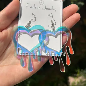 Schillernde bunte Herz Acryl Ohrringe fur Damen modische Hauptansicht des Schmucks.