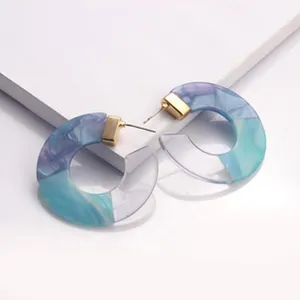 Blau-lila verlaeufige Acryl Creolen, C-foermiges Harz Design mit goldfarbenem Metallstift.