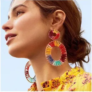 Boho bunte gewebte Statement Ohrringe Detailansicht zeigt lebendige handgemachte Fadenkunst nah.