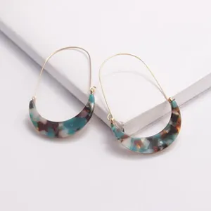 Detailansicht der vintage Acetat Acryl Ohrringe im Detail mit feinen goldenen Metallhaken.