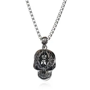 Gotische Vintage-Totenkopf-Anhänger-Halskette mit Kasten-Kette, detailliertes Silber-Design.