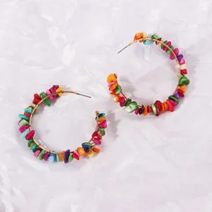 Nahaufnahme von bunten edelstein chip creolen, boho handgemachte perlen schmuck.