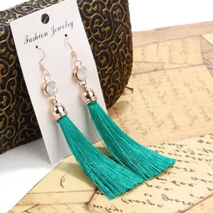 Grüne Quasten Ohrringe Detailansicht, lange Boho Stil Modeschmuck Ohrhänger Accessoire.