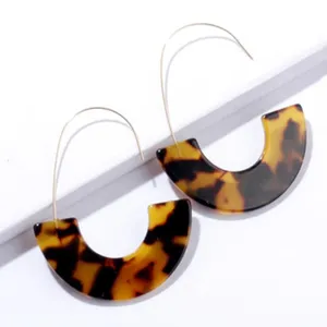Vintage Schildpatt Acryl Halbmond Creolen für Damen, elegante retro Statement Ohrringe.