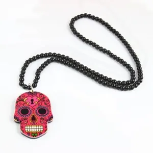 Vintage schwarze Perlenkette mit einem einzigartigen rosa Totenkopf Anhänger für Frauen.