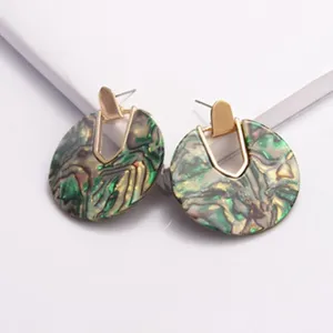 Retro Acetat Acryl geometrische Ohrringe mit grüne Textur und goldfarbenen Metallakzenten für Damen.