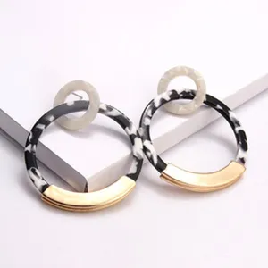 Retro Acetat Acryl geometrische Ohrringe mit Schwarz Weiss Muster und Gold Metall.