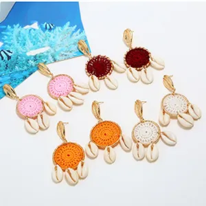 Böhmische handgemachte Traumfänger Muschel Ohrringe Detail, buntes gewebtes Design mit Muscheln.