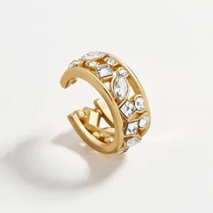 Nahaufnahme Detail der goldfarbenen Metall Ohrklemme mit mehrgeformten Kristall Zirkonia.
