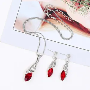Rotes Tropfen Kristall Anhänger Halskette Ohrringe Set, Legierungs Schmuck Detail Ansicht.