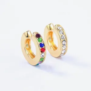 Goldfarbene Legierung Strass C-förmige Ohrklemme Detail Nahaufnahme stylischer Schmuck