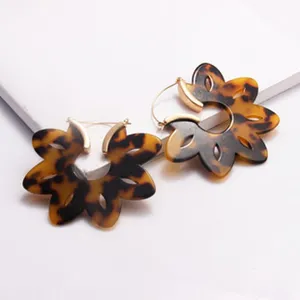Retro Leopard Acryl Blumen Creolen für Damen, übertriebene Schildpatt Statement Schmuck Detail.