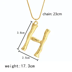 Goldfarbene Buchstabe H Anhänger Halskette mit Lava Textur, kurze stilvolle Damen Schmuck.