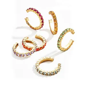 Detailaufnahme von bunten Kristall-Legierungs-Ohrklemmen, glänzende Strass-Ohrringe.