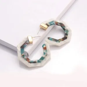 Detaillierte Ansicht der Vintage geometrischen Acetat Creolen, modischer Damenschmuck.