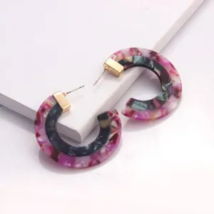 Retro Acetat Acryl Creolen, rosa marmoriertes Statement Design Detailansicht für Damen.