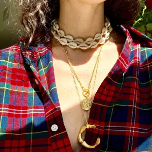 Mehrlagige Muschel Choker und Goldmünze Buchstabe Anhänger Halskette Damenschmuck
