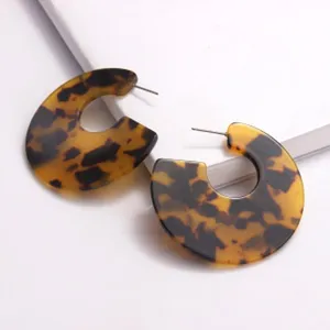 Nahaufnahme von Retro Schildpatt Acryl C-foermigen Creolen mit einzigartigem Leopardenmuster.