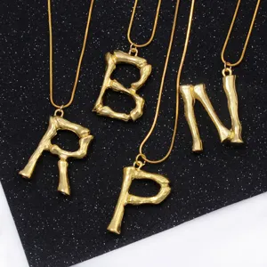 Goldene Buchstabe Anhänger Halskette Set mit stilvollen Lava Textur Alphabet für Damen.