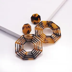 Detailaufnahme von stylischen vintage Schildpatt geometrischen Acryl Ohrringen, retro.