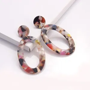 Nahaufnahme von bunten Acryl geometrischen Ohrringen im Retro Stil, Modeschmuck Detail.