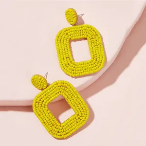 Handgemachte gelbe Perlen quadratische Ohrstecker bohemischer Stil Schick Geometrie Mode Schmuck Detail