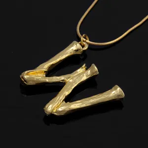 Goldene Lava Buchstaben W Anhänger Halskette Detailansicht, kurze Kette, geometrischer Schmuck.