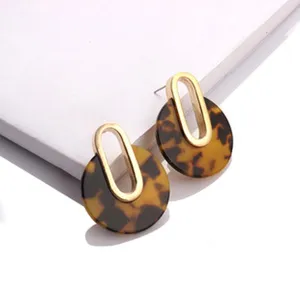 Nahaufnahme Detail der vintage geometrischen Schildpatt und gold Metall Ohrringe.