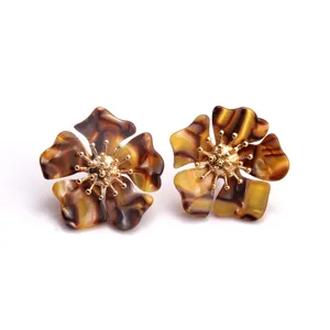 Schicke Schildpatt Blumen Ohrstecker mit goldenem Staubblatt, modischer Acetat Schmuck.