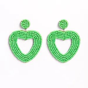 Handgefertigte grüne Perlen Herz Ohrringe, stilvoller bohemischer Modeschmuck Detailansicht.