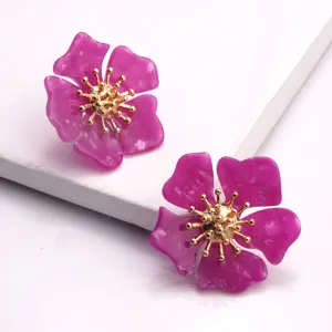 Nahaufnahme der lebendigen lila Blumen Acryl Ohrringe mit goldenen Staubblatt Details.