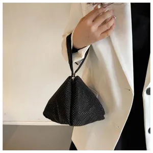 Nahaufnahme einer stylischen schwarzen Strass-Handtasche, funkelndes Netzgewebe Detail.