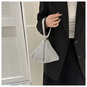 Detailansicht einer glamourösen Strass Kristall Dreieck Handtasche, elegante Tasche.