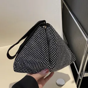 Schicke schwarze Strass Dreieck Schultertasche, glitzernde Kristall Tasche für Damen.