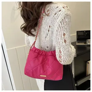 Sac à bandoulière matelassé rose élégant, sac seau tendance pour femme au quotidien.