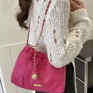 Sac seau matelassé rose chic avec chaîne pour femme, élégant sac bandoulière neuf.