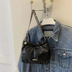 Sac noir matelasse a chaine, design elegant avec bandouliere metal, sac tendance pour femmes.