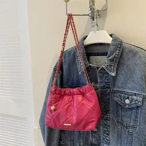 Sac bandoulière matelassé tendance pour femme, élégant sac seau avec de superbes détails dorés.