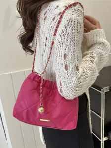 Sac à bandoulière matelassé rose pour femmes, sac seau élégant chaîne bandoulière boule métal.