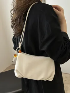 Bolso de hombro plisado blanco elegante para mujer con cuentas de ámbar por modelo