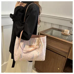 Elegante bolso de hombro rosa para mujer, bolso casual de cercanías con cadena chic.
