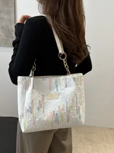 Elegante bolso de hombro blanco para mujer con bordado colorido y elegante asa de cadena dorada.