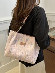 Bolso de hombro rosa para mujer, elegante bolso tote informal de cercanías llevado por modelo.